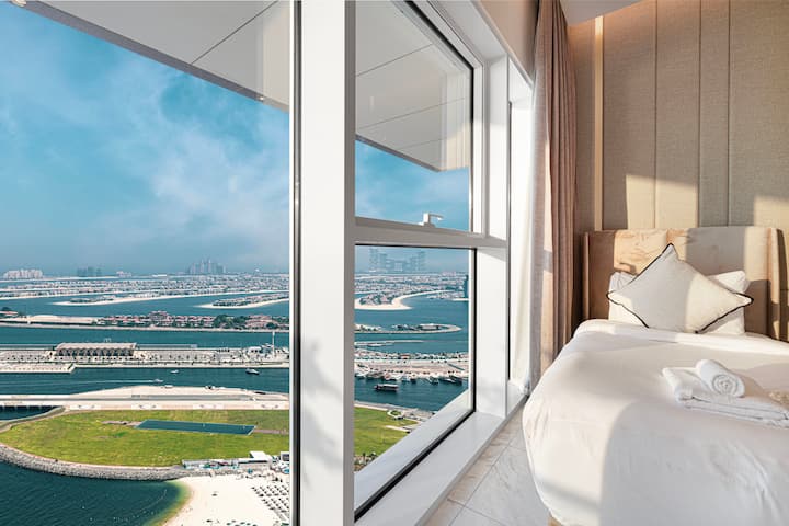 Wake up to breathtaking panoramic views of the Palm and the sea from this bright twin bedroom. Floor-to-ceiling windows fill the space with natural light, offering a serene setting to start your day with Dubai’s stunning skyline in sight.