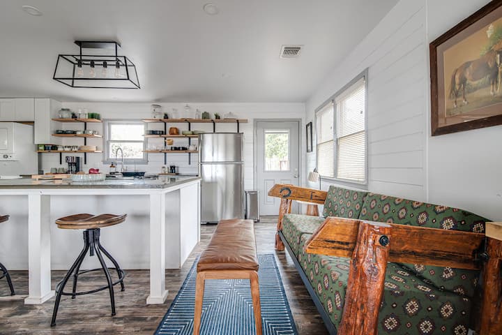 Cedar + Spur Cottage • Quiet Stay Near Main St - Fredericksburg