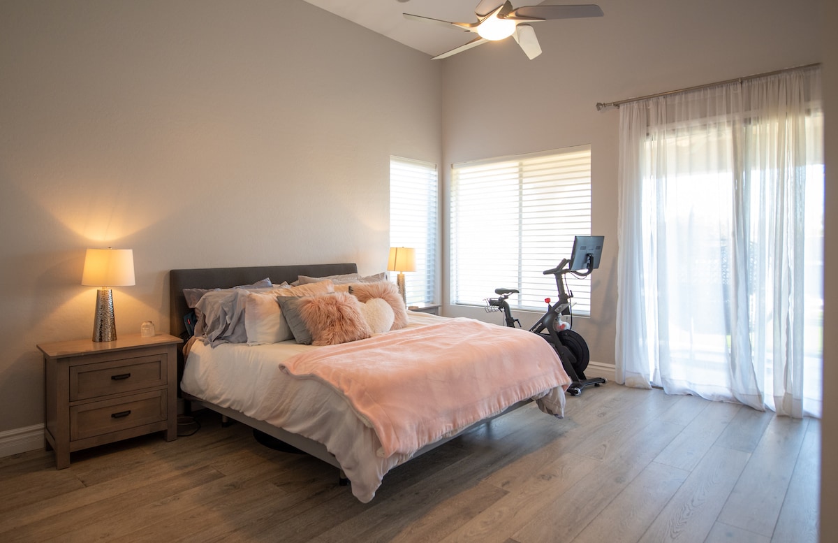 חדר השינה הראשי הוא מקום מפלט שקט, המיועד למנוחה ולשקט. אור השמש חודר דרך החלונות והווילונות השקופים, ויוצר זוהר בוקר רך.