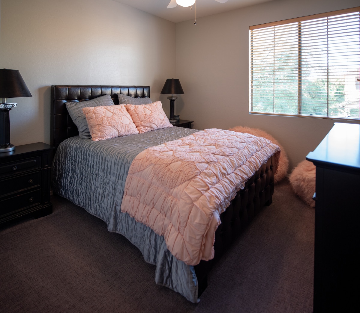 בחדר השינה השני יש מיטת קווין סייז.