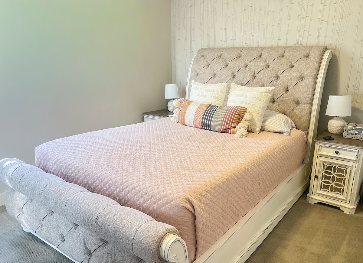 חדר השינה הרביעי משמש גם כמרחב עבודה מואר ושקט, מושלם לעבודה מרחוק או להשראה יצירתית. 