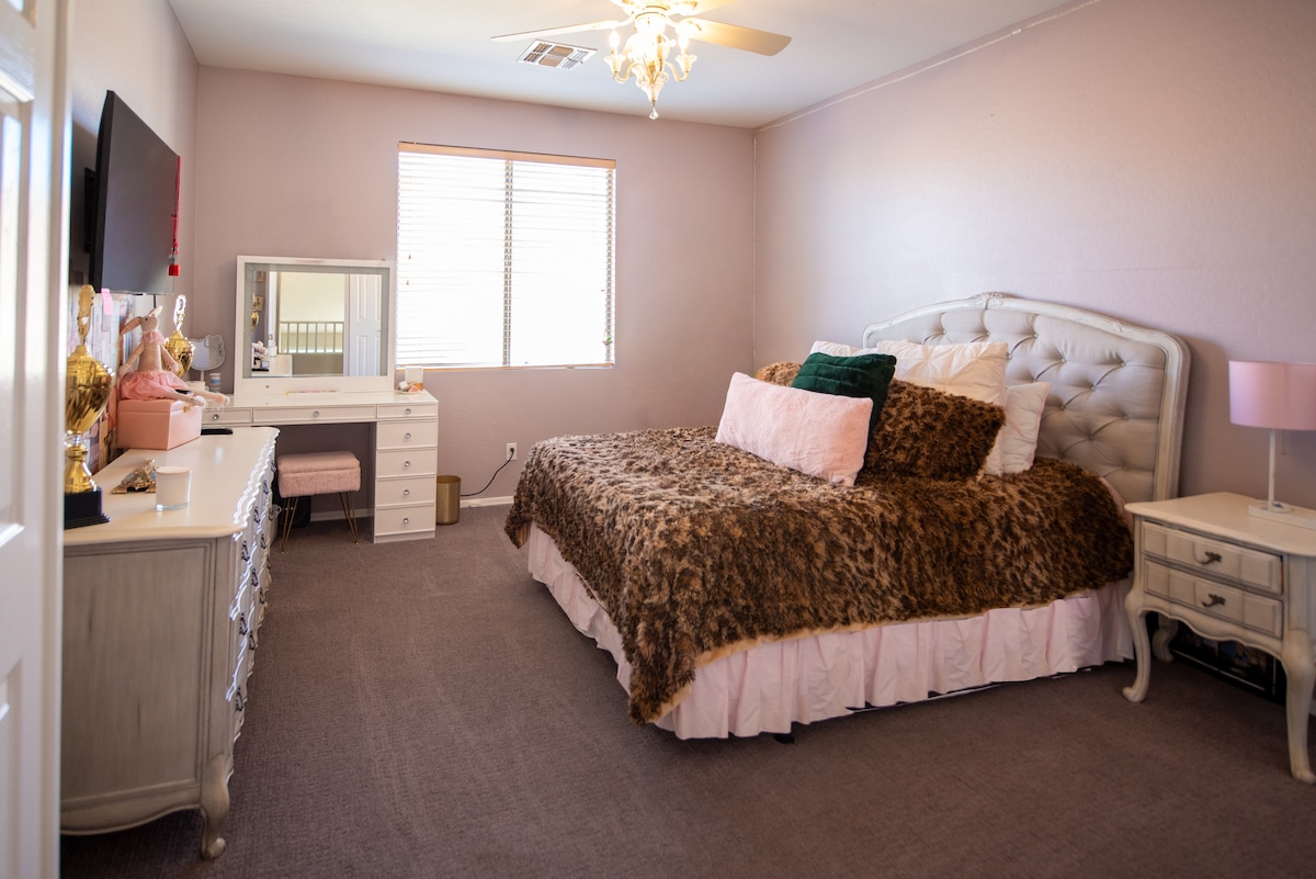 חדר השינה השלישי המקסים הזה כולל קירות אדומים רכים ורהיטים אלגנטיים בהשראת וינטג', ומיטת קווין סייז. שולחן איפור עם מראה וטלוויזיה חכמה.