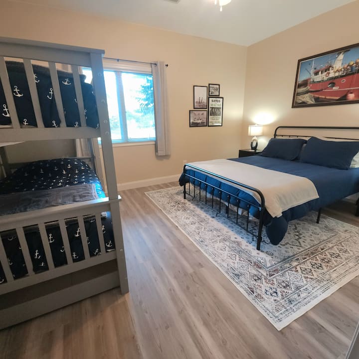 Dhoma e gjumit nr. 2 ka një krevat dopio "queen" dhe krevate marinari.