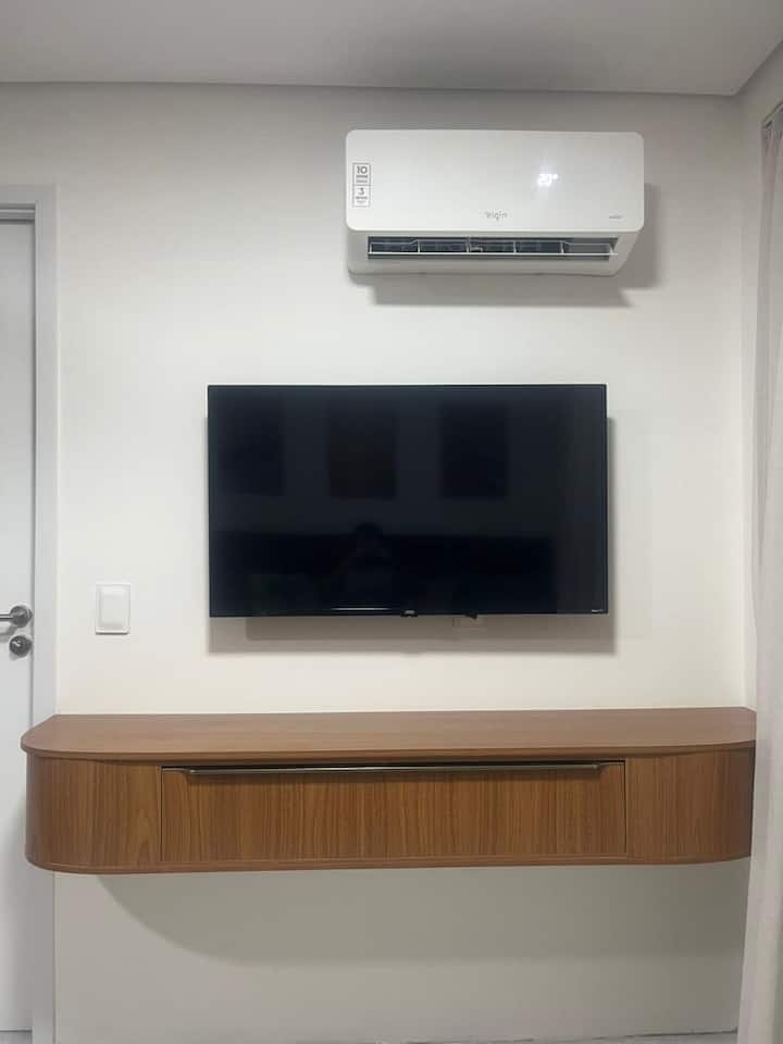 ห้องนั่งเล่นพร้อมสมาร์ททีวีขนาด 43" และเครื่องปรับอากาศ