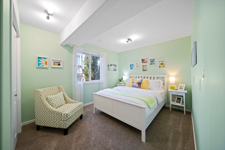 ქვემოთ მდებარე ამ მზიან საძინებელს აქვს მეორე კომფორტული 152‑179 სმ ზომის საწოლი რბილი თეთრეული, უამრავი სათავსო სივრცე სტუმრების ნივთებისთვის და დაჩრდილვის ფარდა, რომელიც მშვიდ, დასასვენებელ გარემოს შექმნის.