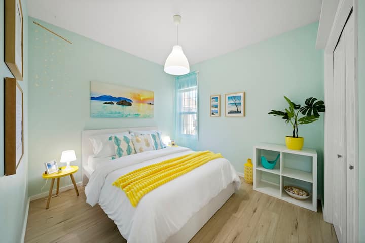 სამზარეულოსთან მდებარე მეორე საძინებელს პლაჟის სტილი აქვს. აქ არის 183×203 სმ ზომის საწოლი, კომფორტული თეთრეული, დაბნელების ფარდა და დიდი კარადა, რომელშიც სტუმრებს თავიანთი ნივთების შენახვა შეუძლიათ.