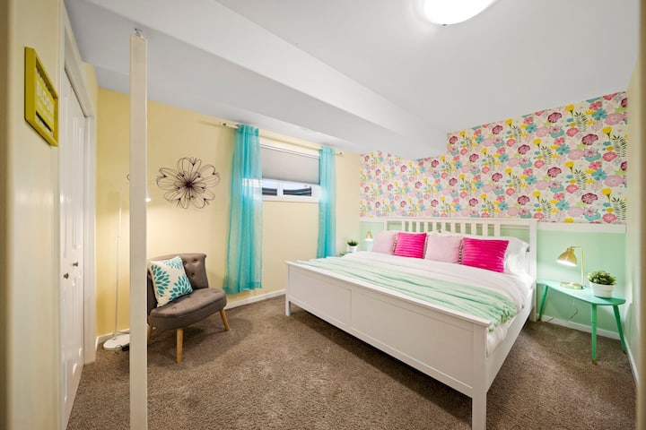 ქვემოთ მდებარე ფერადი საძინებელიც ფართოა და აქვეა მეორე საწოლი (king‑size), რომელიც გაფორმებულია ხავერდოვანი თეთრეულით. საერთო ჯამში, ოთახის დაბნელების ფარდა‑შტორები დაგეხმარებათ ღამით მშვიდად განიტვირთოთ.