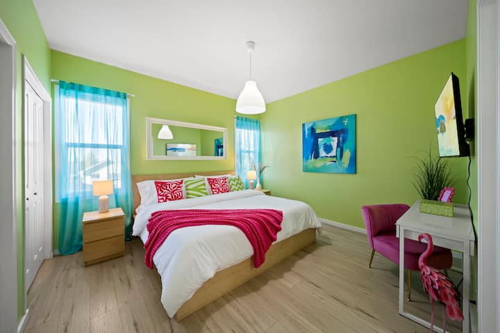 მთავარი საძინებელი, რომელიც ფერადი დიზაინით გამოირჩევა, სამზარეულოსთან ახლოს მდებარეობს. მასში დაგხვდებათ დიდი ზომის საწოლი (225×215 სმ) ხავერდოვანი თეთრეულით, ტელევიზორი, სამუშაო მაგიდა, 2 დიდი კარადა და სამკომპონენტიანი აბაზანა‑ტუალეტი. დამუქრებული ფერების ფარდები მშვიდი ძილისთვისა და მყუდრო, დამამშვიდებელი გარემოსთვის.