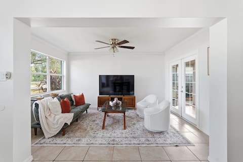 Popular Airbnb listing: Walk to Bucs Stadium | Private Yard + Pet-Friendly in Plaza Terrace