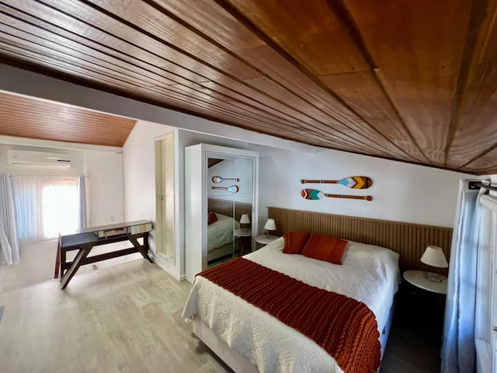 Apartmán na druhom poschodí. S televízorom a delenou klimatizáciou.