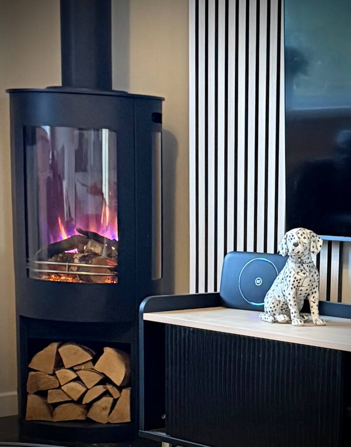 Luxury Modern Home, Log  Fire & Outdoor Living. - Sherwood Forest
