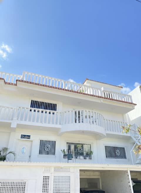 La En Guaira vacation home with pool and beach