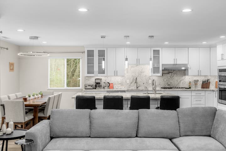 Modern Lux Redmond | 5 Bedrooms, Sleeps 16 | Ev + - Redmond, WA