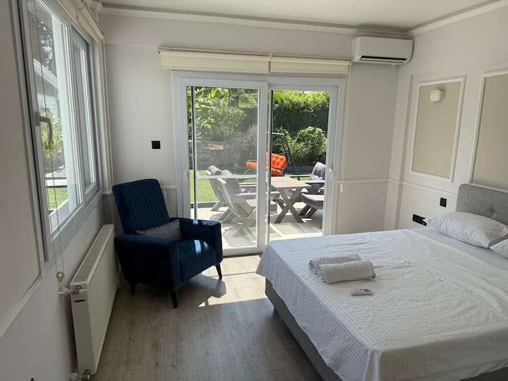 Bu oda 2 yatak Odası, salon ve acık mutfak, 1 wc, 1wc + Duştan oluşan Ana binanın Bahceye bakan 1nci yatak odasıdır。

这间客房是主楼的花园景观卧室，设有2间卧室、带开放式厨房的客厅、1间卫生间和1间带淋浴的卫生间。