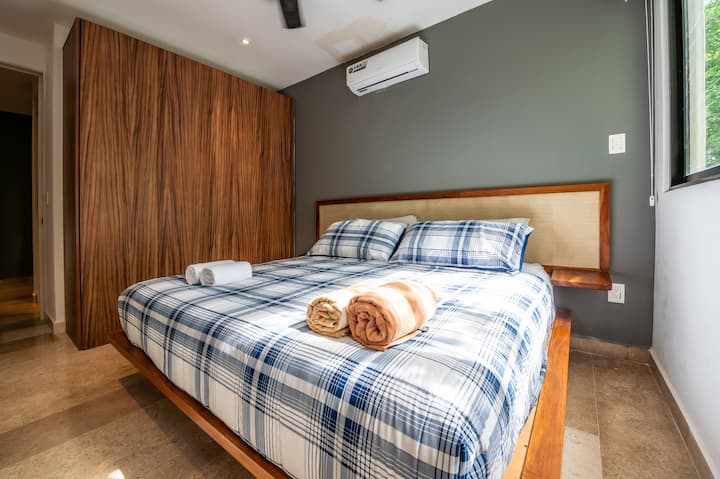 להתעורר רעננים בחלל המזמין הזה עם מצעים מפוארים ותאורה רכה