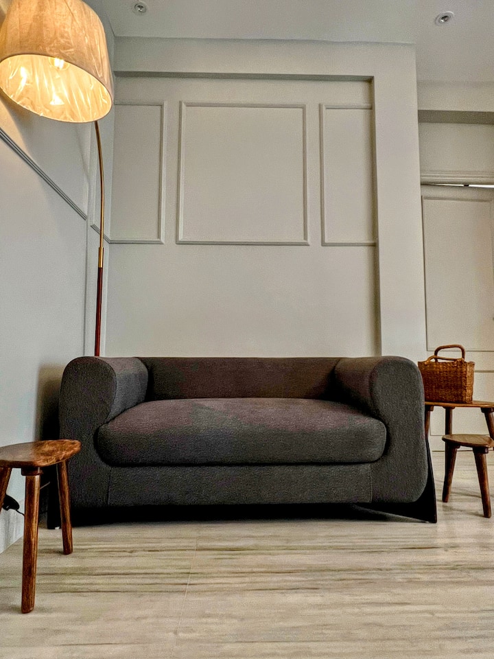 A Refined Boutique Stay Near Gariahat - Sealdah Railway Station