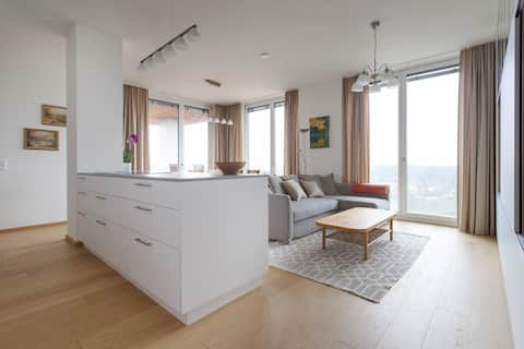 Top Airbnb: Sunny Oasis, 60 m² Private Terrace, Park View in Leopoldstadt