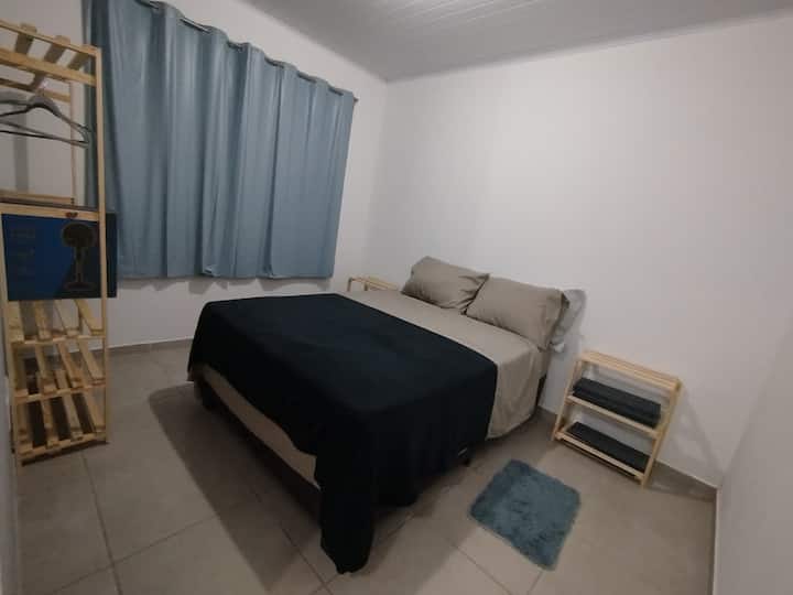 Dormitorio 02, cama doble, colchón de muelles ensacados, ventilador