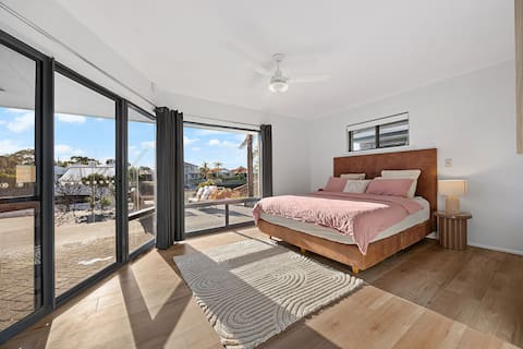 Smada Stay | 4 BR, Waterfront, Perfect Entertainer