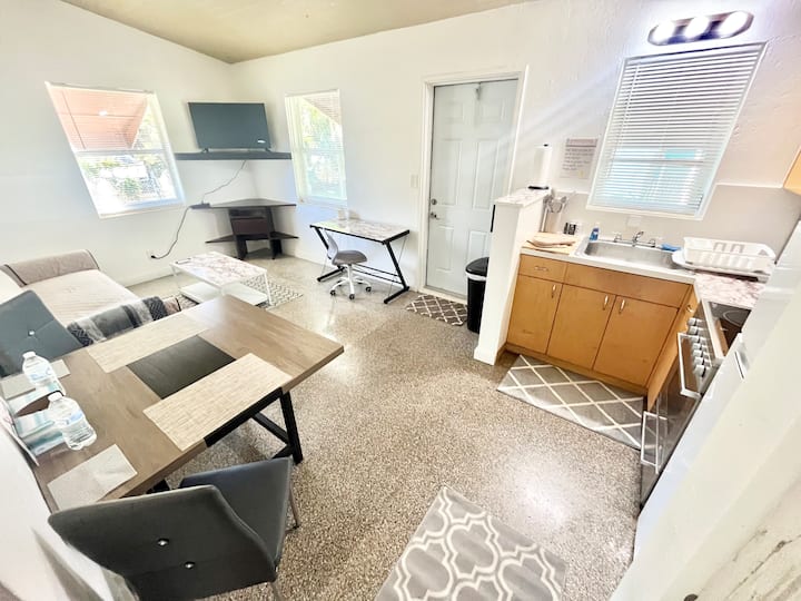 Lovely Hwd 1/1 Apt Close To Beaches & Airport - Hallandale Beach, FL