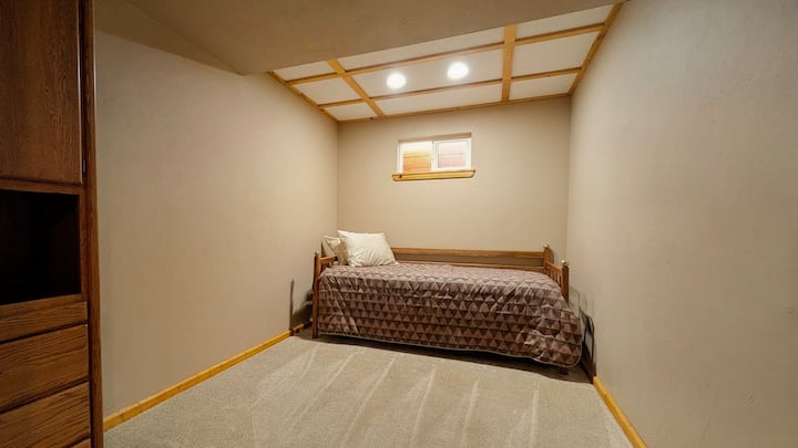 Twin trundle bed