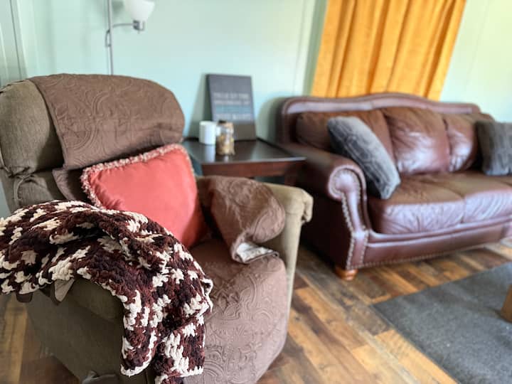 2张全尺寸沙发和一张舒适的单人椅，客厅可轻松容纳7人，可观看55英寸智能电视