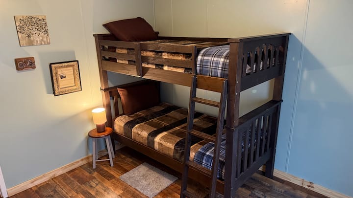 双床上下铺床，配有32英寸电视、抽屉柜和衣柜……这是第二间卧室，在右侧，在走廊里，当您进入前门时……