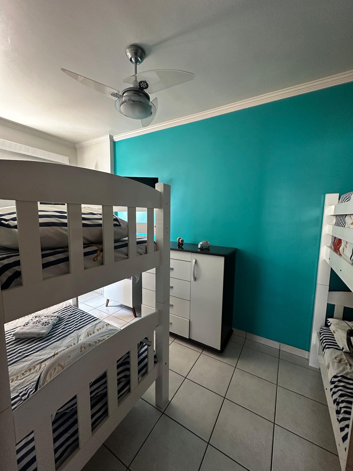 نحن نقدم بياضات السرير ومناشف الحمام، والتي يجب وضعها بعد الاستخدام في الغسيل. 
تلفزيون مع إمكانية الوصول إلى القنوات المفتوحة. 
مروحة سقف ومروحة يدوية.
ارتداء ملابس النوم.