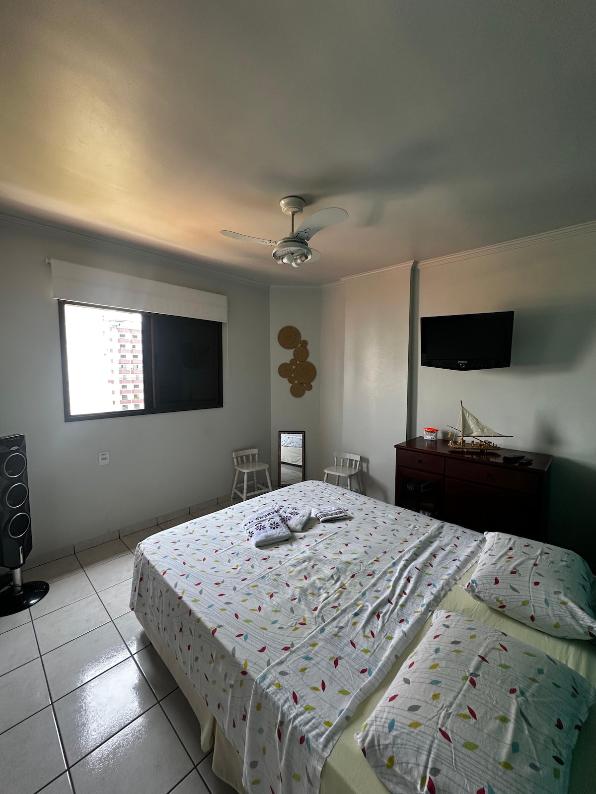 نحن نقدم الفراش والوسائد ومناشف الاستحمام، والتي يجب وضعها في الغسيل بعد الاستخدام. 
تلفزيون مع إمكانية الوصول إلى القنوات المفتوحة. 
مروحة سقف ومروحة يدوية.
ارتداء ملابس النوم.