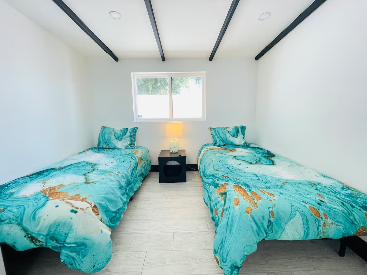 Zal foto's binnenkort bijwerken, maar deze kamer heeft nu 4 bedden - twee stapelbedden. 