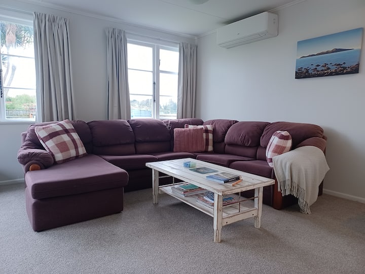 Kowhai On Douglas – Your Relaxing Escape - Levin