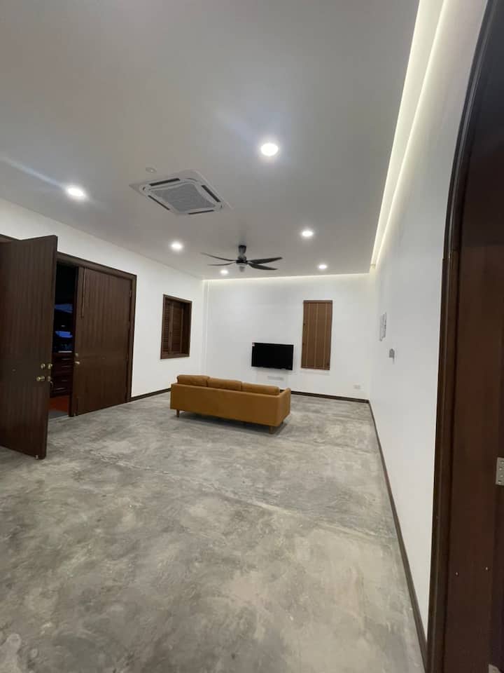 宽敞的起居空间让您放松身心；56英寸电视提供免费电影和全球频道。
