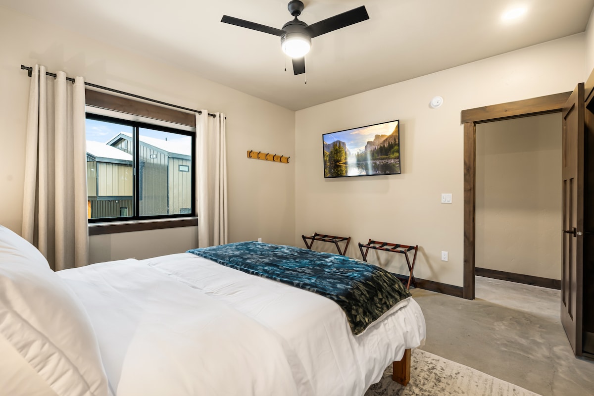 卧室1-2楼卧室配有标准双人床和套房全卫生间和55英寸智能电视。