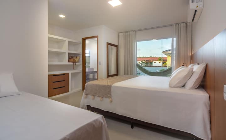 Kingsize bed, eenpersoonsbed, lakens en handdoeken, airconditioning, balkon met hangmat
