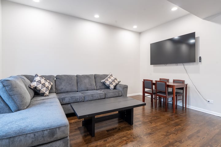 Newly Renovated 1br + Sofa Bed Near Wrigley Field - Chicago