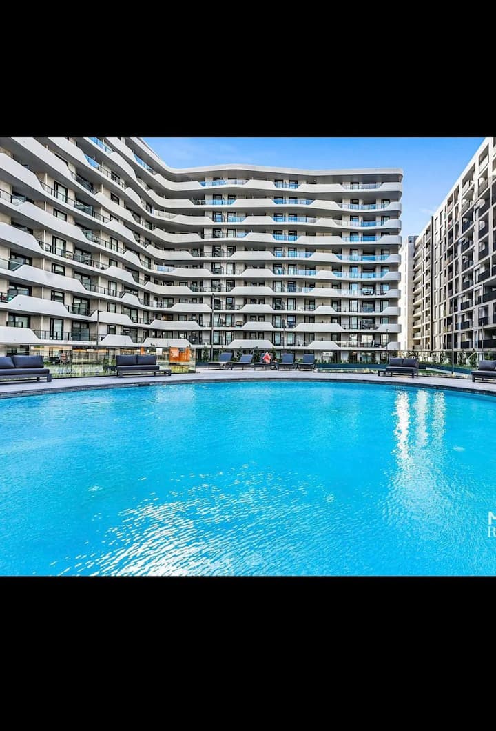 Shop & Sleep downstairs 
with Parking and Pool