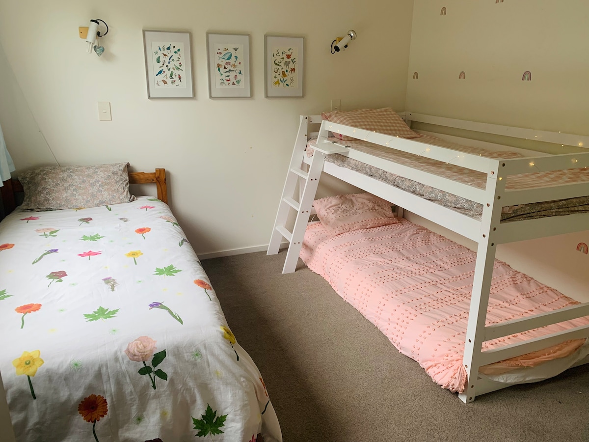 Горното легло има ограничение за тегло от 