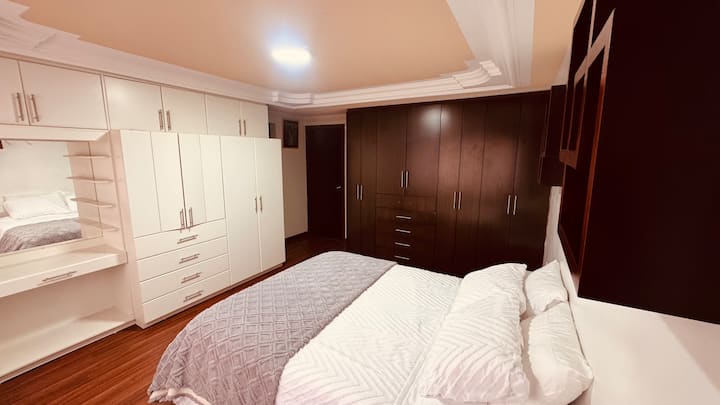 חדר שינה ראשי, שני ארונות גדולים במיוחד עם מראות וחדר רחצה משלו עם מקלחת. 