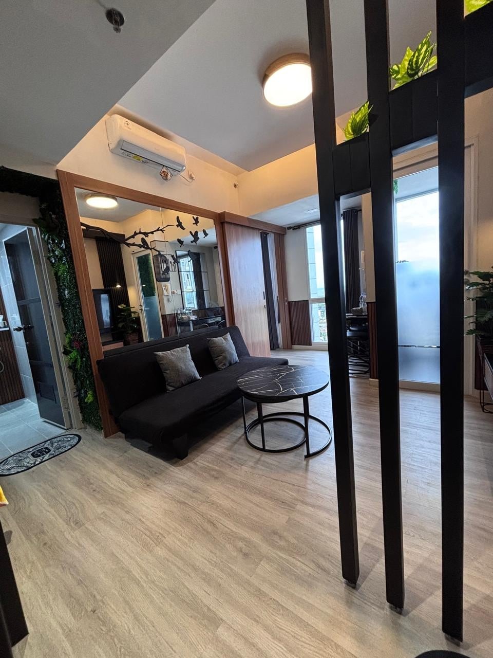 غرفة معيشة ذات شعور مريح وجميل وفني.