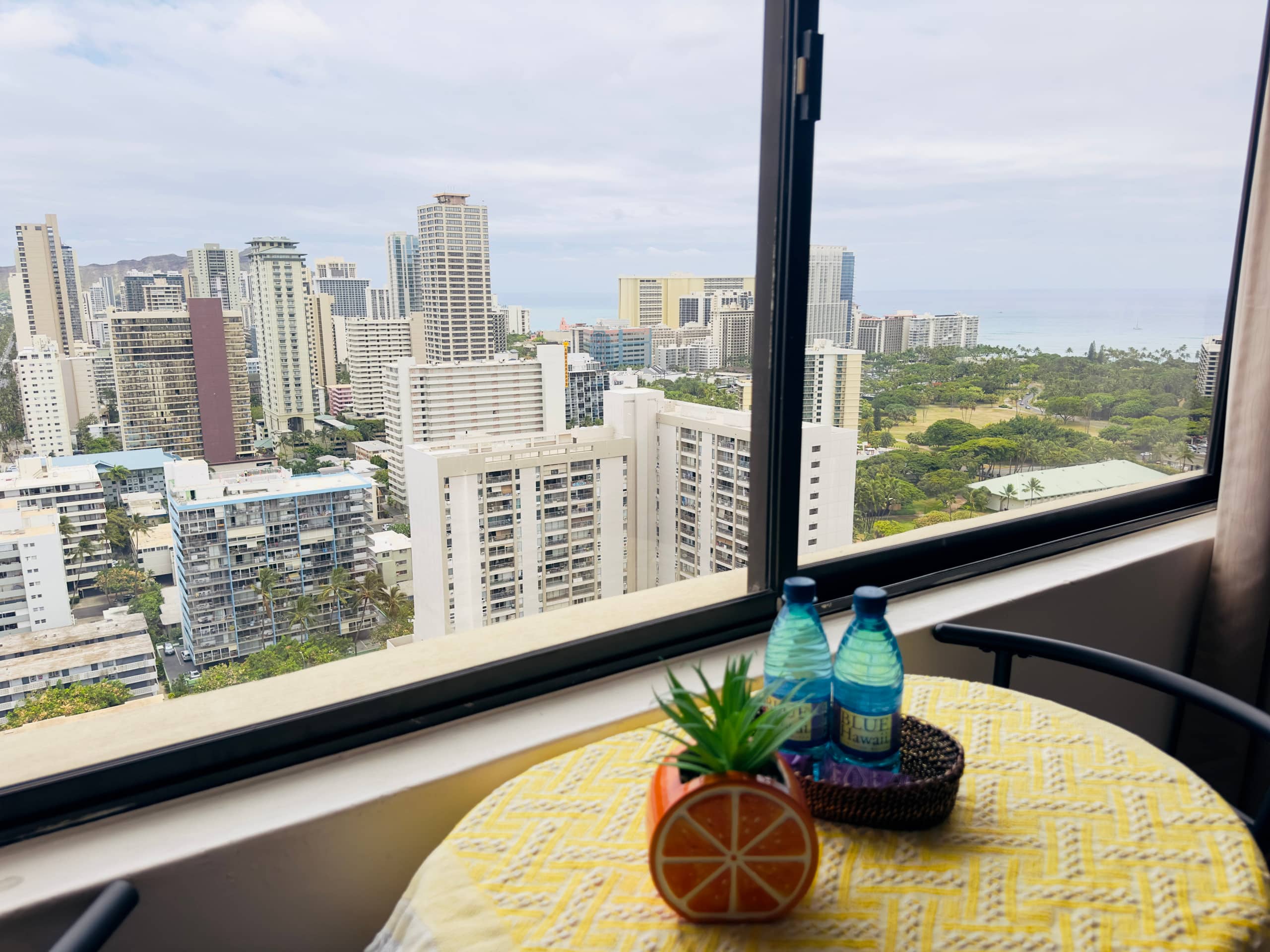 Condo in Honolulu · ★4.89 · 2 bedrooms · 2 beds · 2 private baths - Image 10