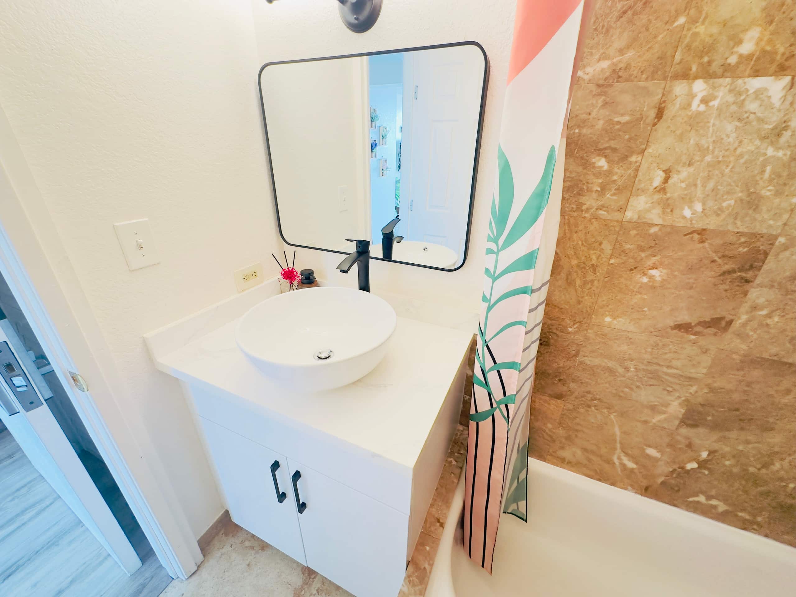 Condo in Honolulu · ★4.89 · 2 bedrooms · 2 beds · 2 private baths - Image 25