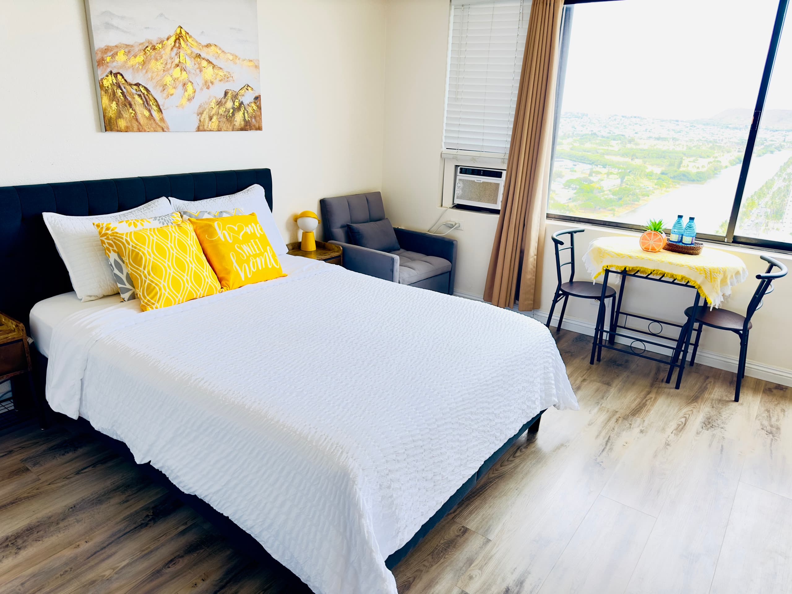 Condo in Honolulu · ★4.89 · 2 bedrooms · 2 beds · 2 private baths - Image 12
