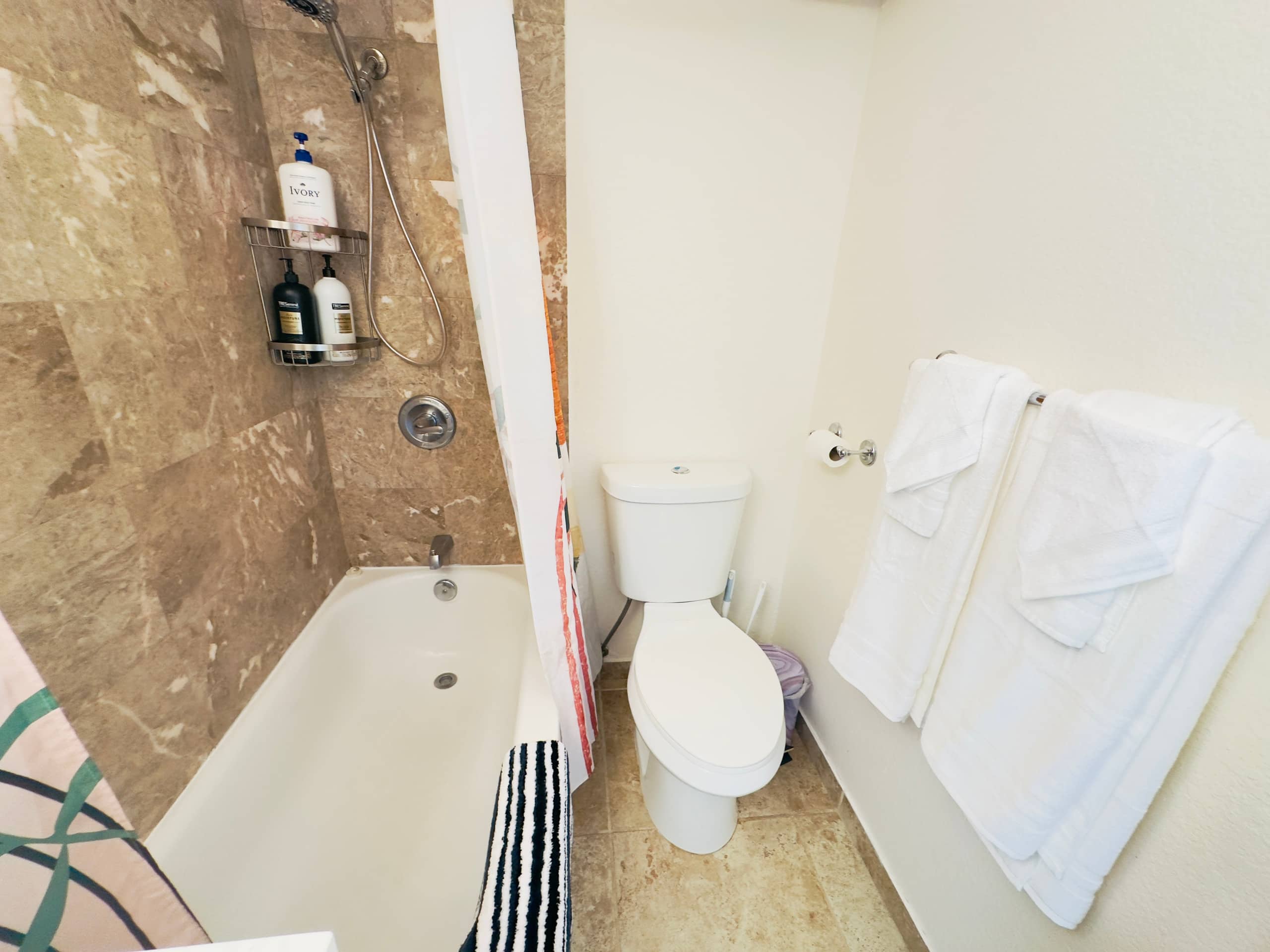 Condo in Honolulu · ★4.89 · 2 bedrooms · 2 beds · 2 private baths - Image 22