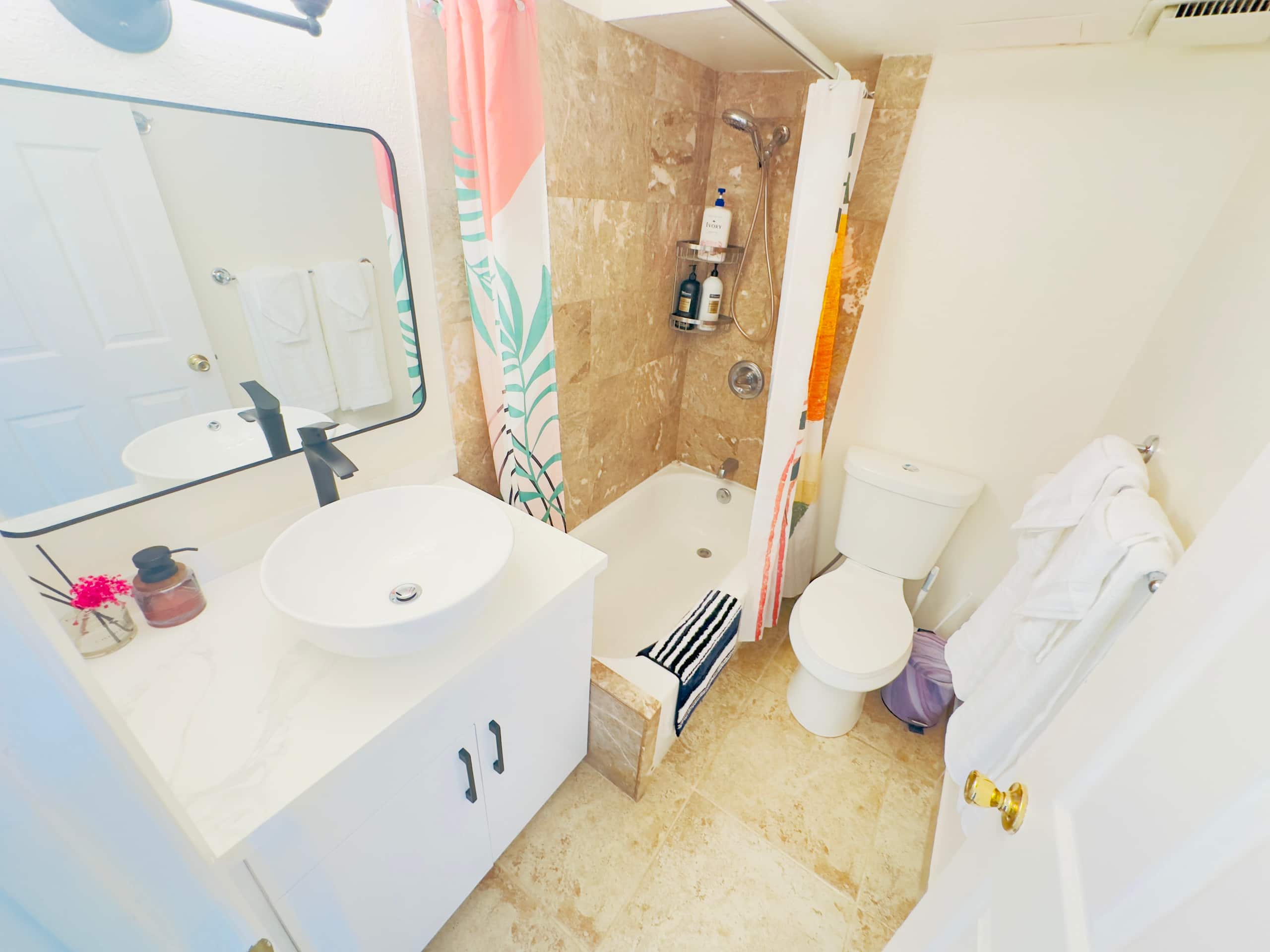 Condo in Honolulu · ★4.89 · 2 bedrooms · 2 beds · 2 private baths - Image 23