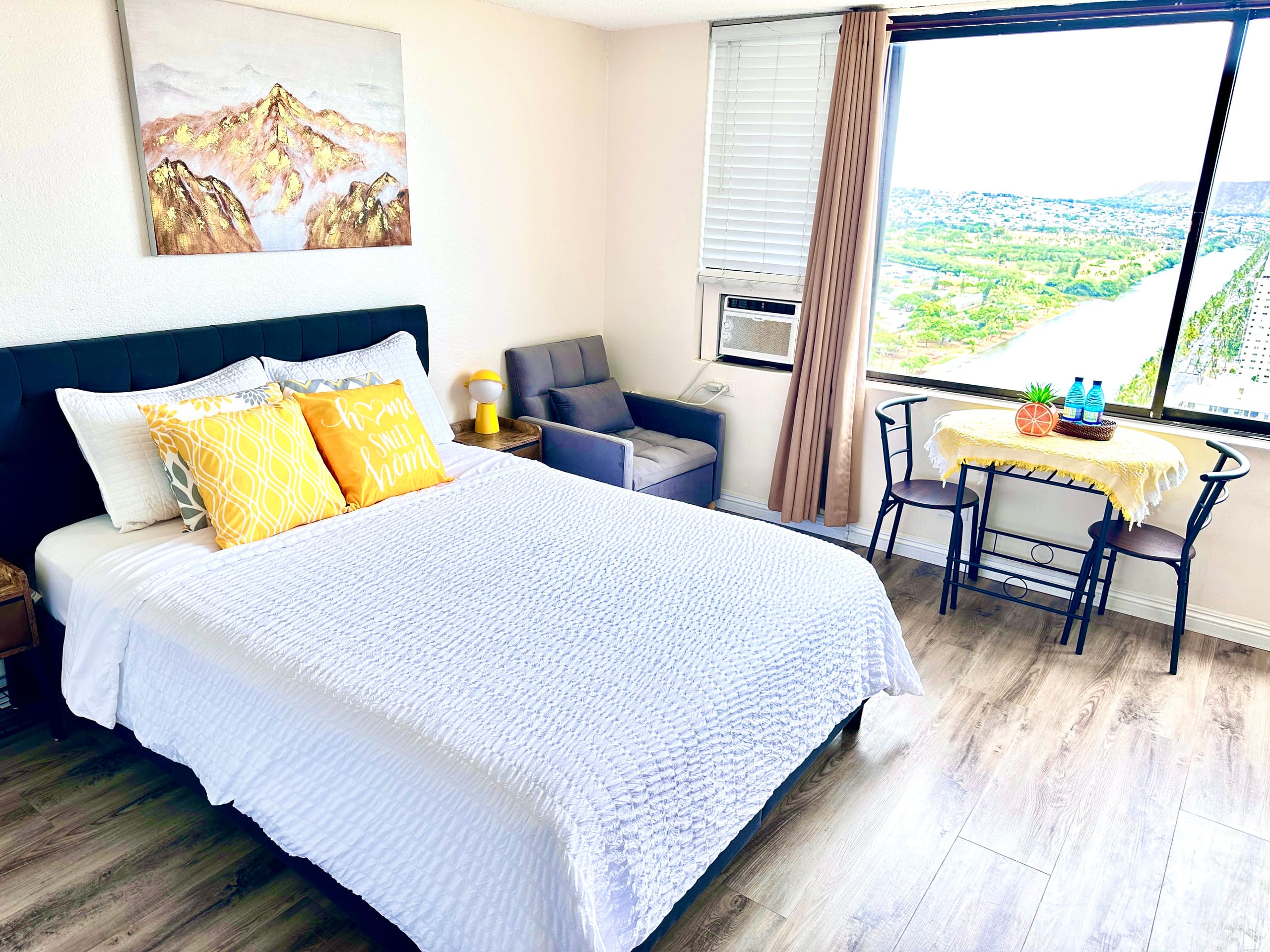 Condo in Honolulu · ★4.89 · 2 bedrooms · 2 beds · 2 private baths - Image 14