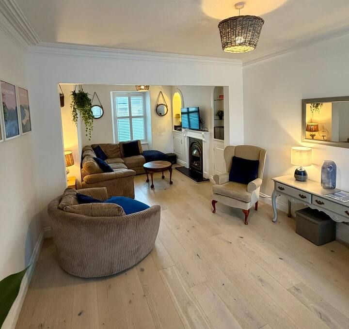 Detached Home In Nefyn Sleeps 10 In 5 Bedrooms. - Nefyn