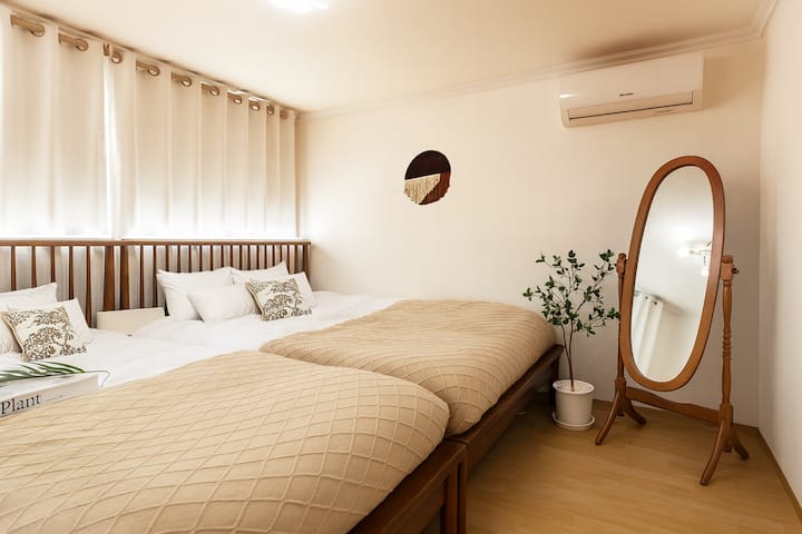 Soba 1 ima 2 bračna kreveta, ogledalo u punoj veličini, sušilo, vješalicu, punjač, klima-uređaj, stalak za tijelo itd.