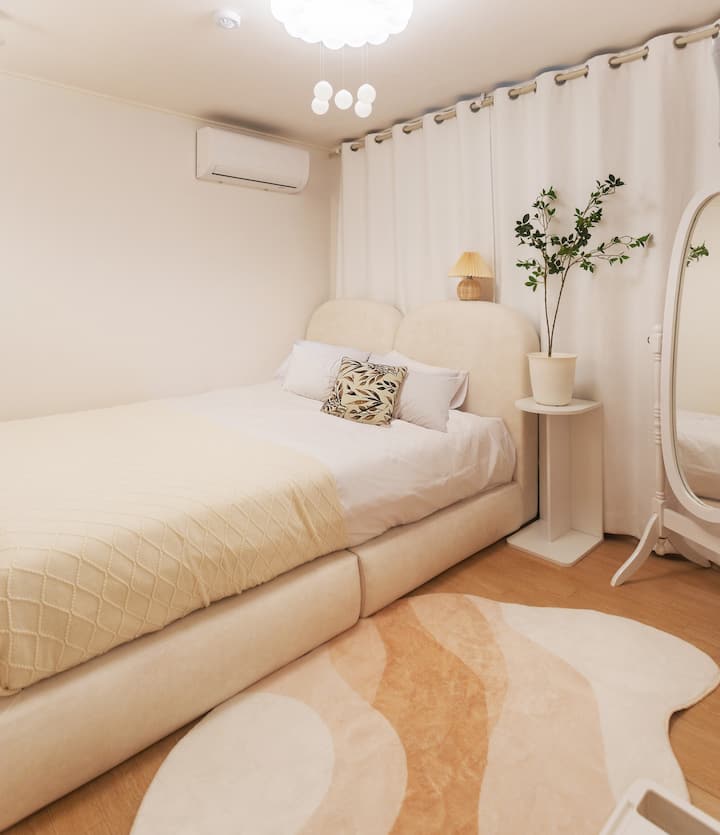 Soba 4 ima bračni krevet (160 – 179 cm), veliko ogledalo, sušilo za kosu, češalj, punjač itd.