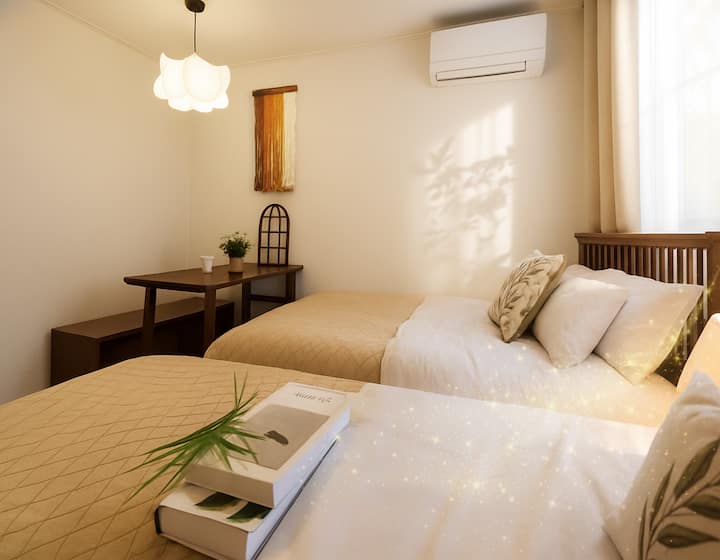 Tu su 2 bračna kreveta, klima-uređaj, stol i stolice, tako da možete raditi jednostavne poslove.