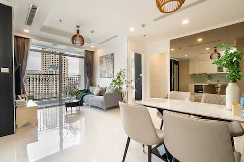 2BR bathtub Landmark Plus next to Landmark 81.